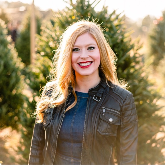 Hi! I'm Sarah Jane 🎀 welcome to my closet! - Picture 1 of 4